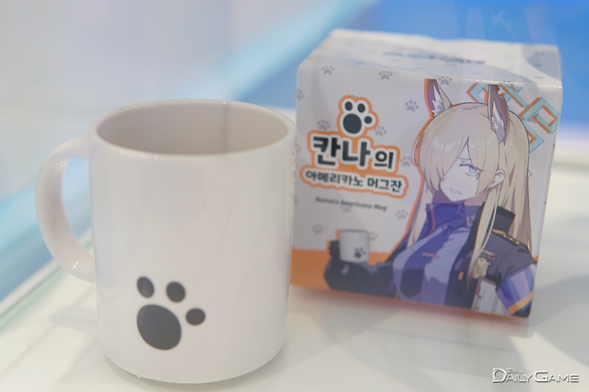 발키리 경찰학교 공안국 국장 칸나가 애용하는 머그잔 등 다양한 굿즈가 현장에서 판매된다.