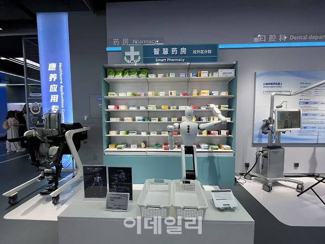 중국 베이징 이좡의 로봇 전문 매장에서 휴머노이드 로못이 약을 고르고 있다. (사진=AFP)