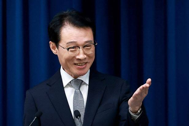 이규연 대통령실 홍보소통수석이 6일 서울 용산 대통령실 청사에서 방송법 관련 논평 뒤 취재진의 질문을 받고 있다. (사진=연합뉴스)