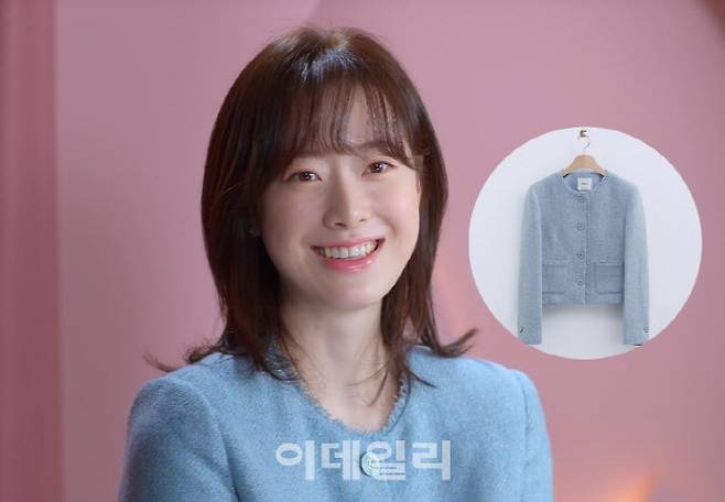 강지수가 넷플릭스 ‘모태솔로지만 연애는 하고 싶어’ 인터뷰 장면에서 하늘색 트위드 자켓을 착용한 모습(사진=블로그 캡처, 이랜드몰 홈페이지 캡처)