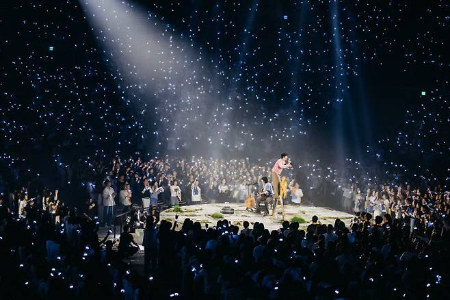 잔나비 공연 중 ‘버스킹 섹션’(사진=페포니뮤직)