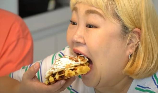 홍윤화가 두부로 만든 와플을 먹고있다. [사진=유튜브 채널 '홍윤화 김민기 꽁냥꽁냥' 영상 캡처]