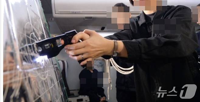 항공사 승무원들이 기내  폭력 상황을 대비해 전기충격기(스턴건) 사용법을 익히는 모습. ⓒ 뉴스1 DB