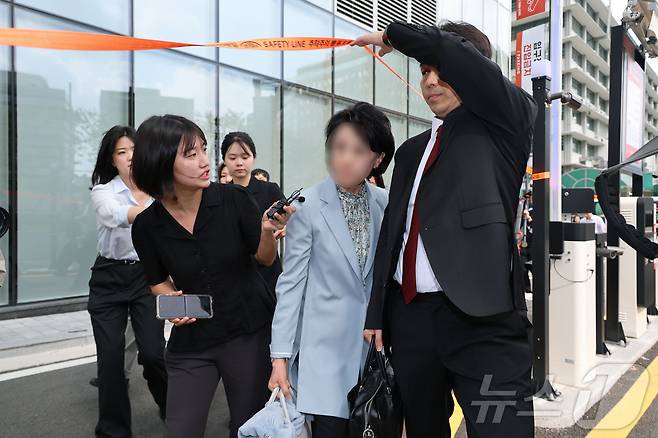 '건진법사 청탁' 관련 한학자 통일교 총재 비서실장인 정모 씨가 8일 오전 서울 종로구에 마련된 김건희 특검팀(특별검사 민중기) 사무실로 소환 조사에 출석하고 있다. (공동취재) 2025.8.8/뉴스1 ⓒ News1 박정호 기자