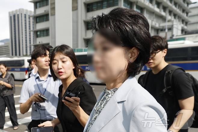 '건진법사 청탁' 관련 한학자 통일교 총재 비서실장인 정모 씨가 8일 오전 서울 종로구에 마련된 김건희 특검팀(특별검사 민중기) 사무실로 소환 조사에 출석하고 있다. (공동취재) 2025.8.8/뉴스1 ⓒ News1 박정호 기자