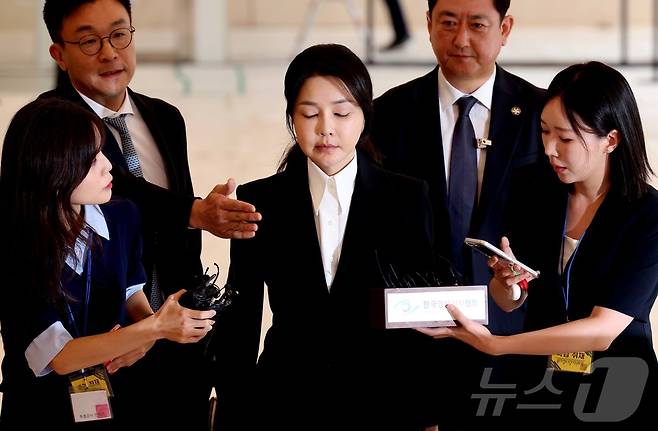 윤석열 전 대통령의 부인 김건희 여사가 6일 서울 종로구에 마련된 김건희 특검팀(특별검사 민중기) 사무실에 첫 조사를 받기 위해 피의자 신분으로 출석하고 있다. 2025.8.6/뉴스1 ⓒ News1 사진공동취재단