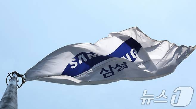 서울 서초구 삼성전자 서초사옥에 삼성 깃발이 바람에 펄럭이고 있다. /뉴스1 ⓒ News1 장수영 기자