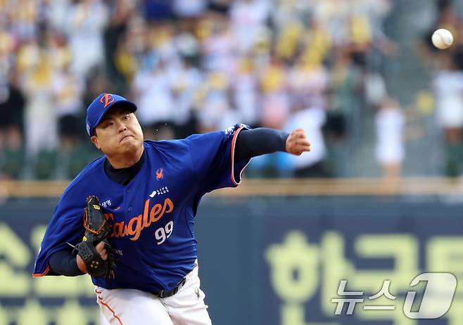 8일 오후 서울 송파구 잠실야구장에서 열린 프로야구 '2025 신한 SOL뱅크 KBO 리그' 한화 이글스와 LG 트윈스의 경기에서 1회말 한화 선발 류현진이 역투하고 있다. 2025.8.8/뉴스1 ⓒ News1 김명섭 기자