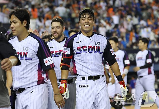 8일 오후 서울 송파구 잠실야구장에서 열린 프로야구 '2025 신한 SOL뱅크 KBO 리그' 한화 이글스와 LG 트윈스의 경기에서 10회말 LG 공격 끝내기 안타를 친 천성호가 동료들과 기쁨을 나누고 있다. ⓒ News1 김명섭 기자