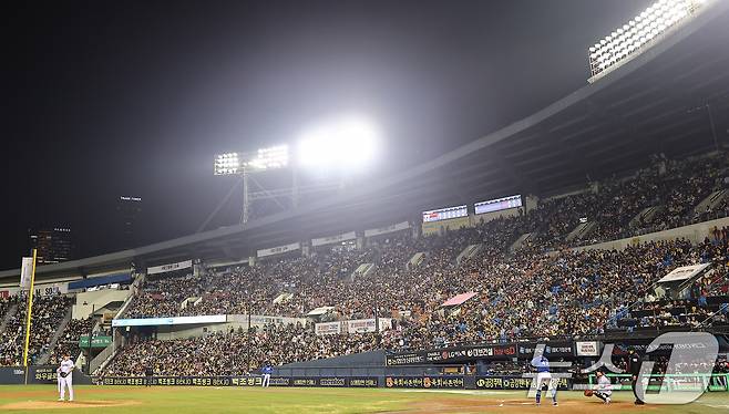 KBO리그가 역대 최소 경기 900만 관중을 달성했다. / 뉴스1 DB ⓒ News1 김도우 기자