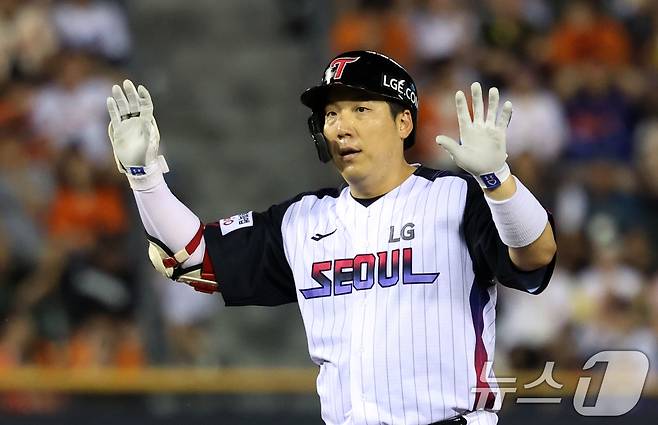 8일 오후 서울 송파구 잠실야구장에서 열린 프로야구 '2025 신한 SOL뱅크 KBO 리그' 한화 이글스와 LG 트윈스의 경기에서 10회말 LG 공격 1사 상황 김현수가 안타를 치고 있다. ⓒ News1 김명섭 기자