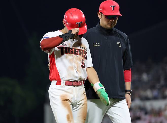 KIA 김도영이 지난 5월27일 광주-기아 챔피언스 필드에서 열린 2025 KBO리그 키움전에서 5회말 2루 도루에 성공한 후 오른쪽 햄스트링 부상으로 교체되고 있다. 사진 | 광주=연합뉴스