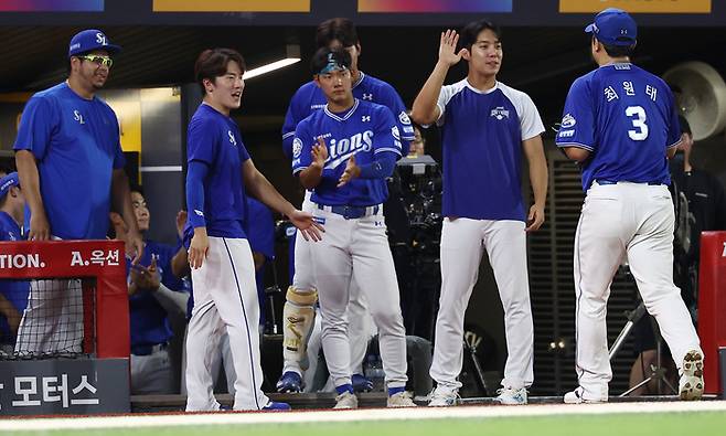 삼성 최원태가 5일 인천SSG랜더스필드에서 열린 2025 KBO리그 SSG전에서 6회말 교체된 후 더그아웃으로 향하며 동료들의 격려를 받고 있다. 사진 | 연합뉴스