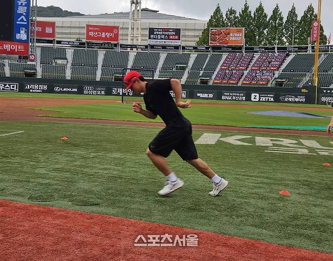 KIA 김도영이 6일 사직구장에서 2025 KBO리그 롯데전에 앞서 팀 훈련을 마친 후 별도 보강 훈련을 진행하고 있다. 사직 | 김동영 기자 raining99@sportsseoul.com