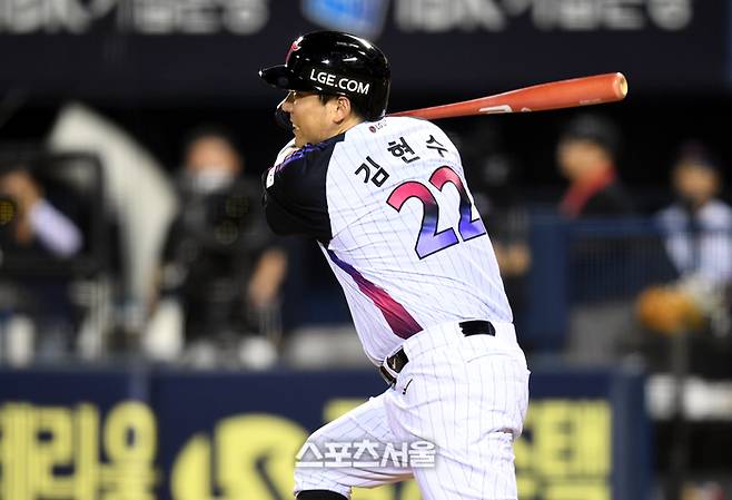 LG 김현수가 8일 서울 잠실구장에서 열린 2025 KBO리그 한화와 경기 10회말 1사 우중간 2루타를 치고 있다. 통산 2500안타다. 잠실 | 최승섭기자 thunder@sportsseoul.com