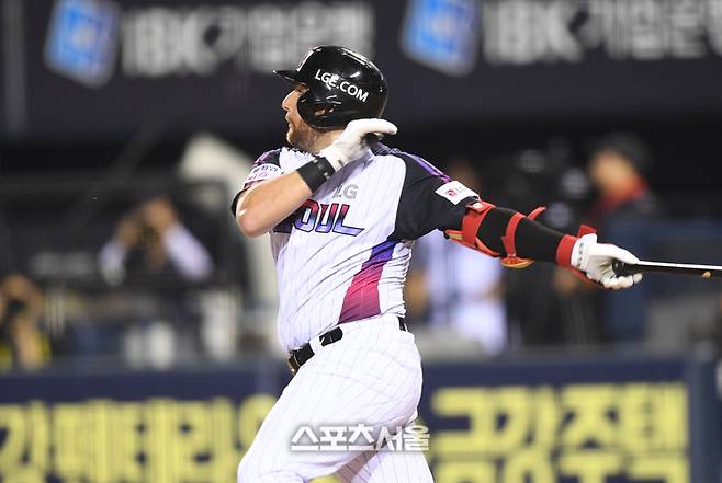 LG 가 오스틴이 8일 서울 잠실구장에서 열린 2025 KBO리그 한화와 경기 7회말 2사1,2루 1타점 안타를 치고 있다. 잠실 | 최승섭기자 thunder@sportsseoul.com