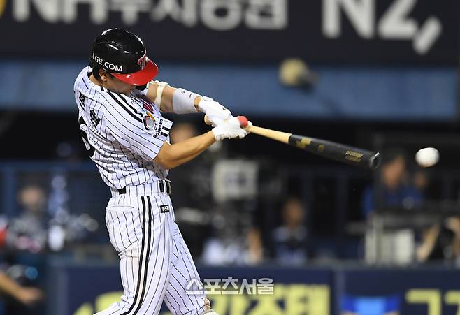 LG 구본혁이 5일 잠실구장에서 열린 2025 KBO리그 두산과의 경기 4회말 무사 1-3루 상황에서 두산 선발 최승용을 상대로 1타점 적시타를 치고 있다. 잠실 | 박진업 기자 upandup@sportsseoul.com