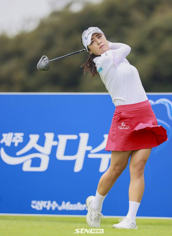 2025시즌 '제12회 제주삼다수 마스터스'(총상금 10억 원, 우승상금 1억 8천만 원)가 제주도 서귀포시에 위치한 사이프러스 골프앤리조트(파72/6,586야드)에서 열리고 있다. 7일 윤이나(솔레어)가 2번 홀에서 경기하고 있다. /사진(제주)=손진현 기자