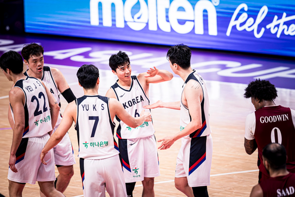 이현중의 득점이 나온 뒤 환호하는 선수들. /사진=FIBA