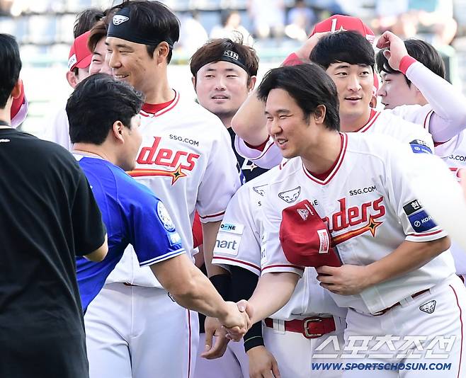 7일 인천 SSG랜더스필드에서 열린 SSG와 삼성의 경기. 오승환이 은퇴 기념 행사에서 양 팀 선수들과 기념촬영을 함께했다. SSG 최정의 인사를 받고 있는 오승환. 인천=송정헌 기자songs@sportschosun.com/2025.08.07/
