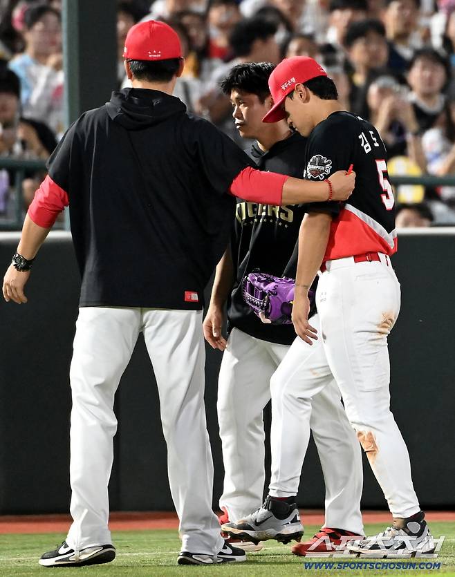 무거운 마음으로 그라운드를 떠나는 김도영