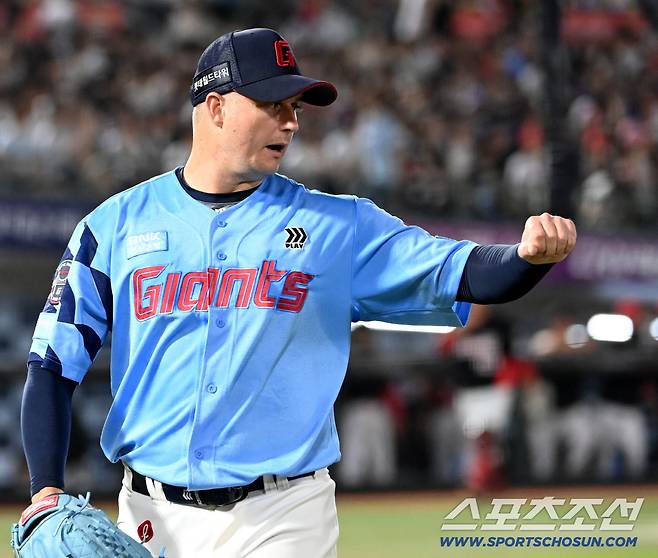 6일 부산 사직야구장에서 KIA와 롯데의 경기가 열렸다. 6회초 투구를 무실점으로 마친 데이비슨이 기쁨을 나누고 있다. 부산=허상욱 기자wook@sportschosun.com/2025.08.06/