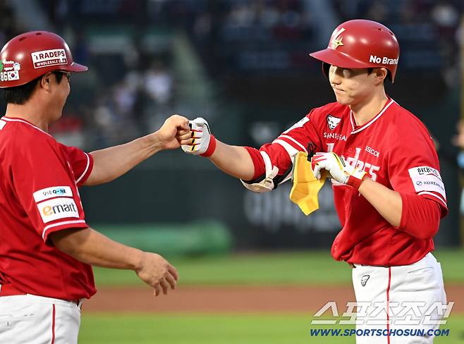 8일 부산 사직야구장에서 열린 SSG와 롯데의 경기, 3회초 1사 1,2루 박성한이 선취 1타점 적시타를 치고 기쁨을 나누고 있다. 부산=허상욱 기자wook@sportschosun.com/2025.08.08/