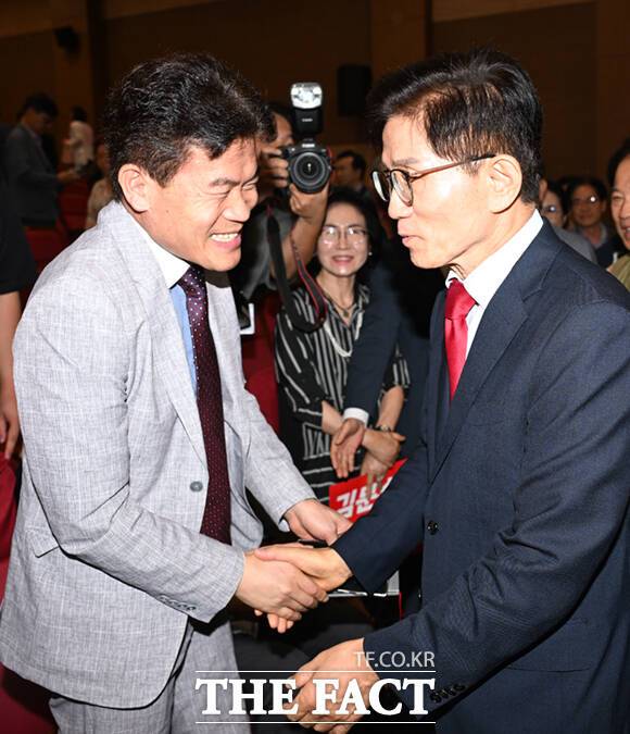 국민의힘 당대표 선거 본경선이 '반탄(탄핵 반대) 2 대 찬탄(탄핵 찬성) 2' 구도로 짜였다. 사진은 김문수 국민의힘 당대표 후보(오른쪽)와 전한길 전 한국사 강사가 지난 4일 서울 여의도 국회 의원회관에서 열린 투게더포럼 시국토론회 '투쟁이 혁신이다'에 참석해 악수하고 있는 모습. /이새롬 기자