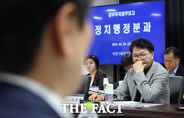 이재명 정부 5년 국정운영 밑그림을 그리는 국정기획위원회가 감사원의 정치적 중립성과 독립성을 보장하는 감사원 개혁안을 국정과제에 포함한 것으로 전해졌다. 사진은 이한주 국정기획위원장. /이새롬 기자