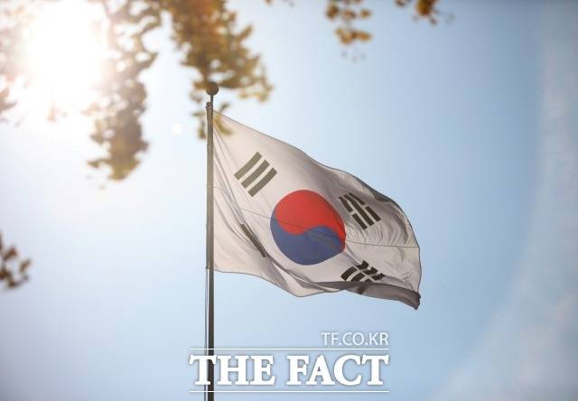 80주년 광복절을 앞두고 국내 태극기가 시민들에게 외면받고 있다. 한국 독립 운동의 역사적 상징 대신 특정 정치경향을 띤 상징으로 퇴색되면서 이미지 개선을 위한 개선책도 필요하다는 목소리가 나온다./행정안전부