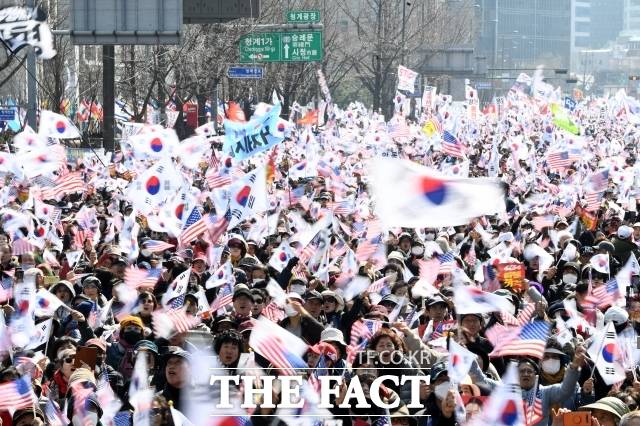 전광훈 사랑제일교회 목사가 이끄는 대한민국바로세우기국민운동본부와 자유통일당이 8일 오후 서울 광화문 동화면세점 앞에서 '자유통일을 위한 국민대회'를 연 가운데 집회에 참석한 윤석열 대통령 지지자들이 태극기를 흔들며 구호를 외치고 있다. /서예원 기자