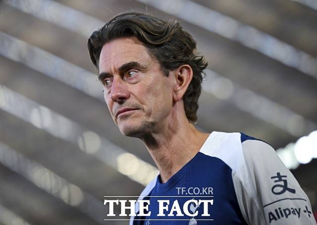 안지 포스테코글루 감독에 이어 토트넘 지휘봉을 잡은 토마스 프랑크 감독이 8일 뮌헨과 친선경기에서 출범 후 최다 골 차 패배를 당해 씁쓸한 표정을 감추지 못하고 있다./뮌헨=AP.뉴시스