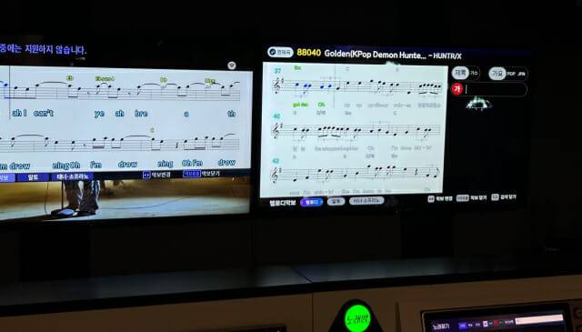 TJ미디어 기존 2시리즈(왼쪽)와 신형 3시리즈(오른쪽) 악보표출 화면 비교 (사진=지디넷코리아 신영빈 기자)