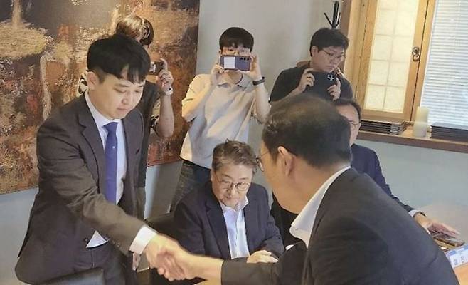 7일 서울 중구 달개비에서 열린 3차 수련협의체 회의에서 한성존 대한전공의협의회 비대위원장(왼쪽)과 김국일 보건의료정책관이 악수하고 있다. 연합뉴스