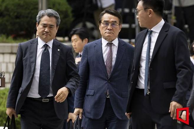 윤석열 전 대통령의 변호인단인 송진호(왼쪽),배보윤(가운데) 변호사가 지난달 9일 서울 서초구 서울중앙지법에서 열린 영장실질심사에 출석하고 있다. 사진공동취재단