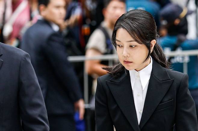도이치모터스 주가조작 연루 의혹 등을 받고 있는 김건희 여사가 6일 서울 종로구에 마련된 김건희특검팀에 피의자 신분으로 출석하고 있다. 강진형 기자