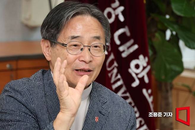 심종혁 서강대학교 총장이 서울 마포구 서강대학교 본관 총장실에서 아시아경제와 인터뷰 하고 있다. 조용준 기자