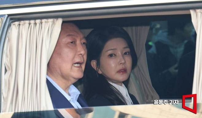 윤석열 전 대통령과 김건희 씨가 11일 서울 용산구 한남동 대통령 관저를 떠나는 차 안에서 이야기를 나누고 있다. 2025.04.11 윤동주 기자