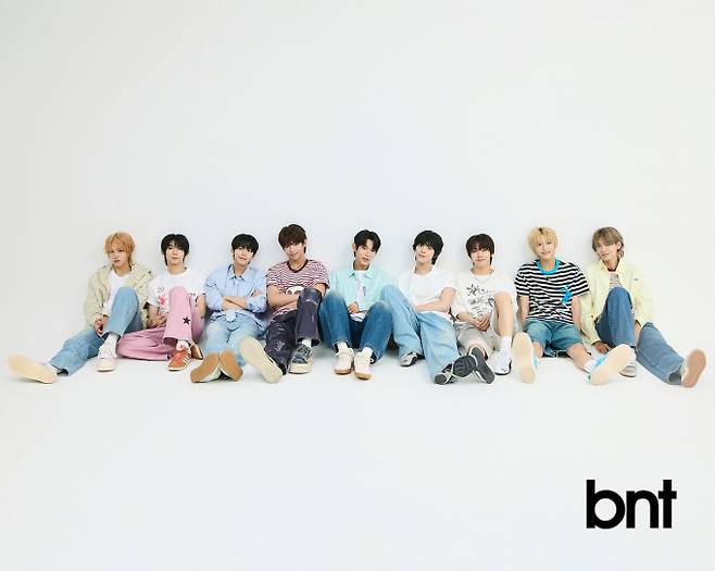 박주원 후드셔츠는 노티카, 티셔츠와 팬츠는 헬로선라이즈, 슈즈는 마르쉐 스튜디오, 박한 티셔츠는 피지컬에듀케이션, 팬츠는 와이케이, 슈즈는 아디다스, 서정우 셔츠와 타이, 팬츠는 코스, 슈즈는 뉴발란스, 제이엘 티셔츠는 프리마리오, 팬츠는 마르쉐 스튜디오, 슈즈는 후프 골드마인, 스티븐 셔츠는 제너럴아이디어, 티셔츠는 후드후드, 팬츠는 카치스, 슈즈는 뉴발란스, 즈언 비딩 티셔츠는 미스터차일드, 데님팬츠는 유저, 모자는 무드베러, 차웅기 니트는 팔렛, 팬츠는 엑스톤즈, 슈즈는 푸마, 다이스케 스트라이프 티셔츠는 안드레아 마틴, 팬츠는 마하그리드, 장슈아이보 셔츠는 와키윌리, 티셔츠는 더블유엠씨, 팬츠는 코스, 슈즈는 아디다스, 전원 네크리스와 브레이슬릿, 링은 모두 스타일리스트 소장품.