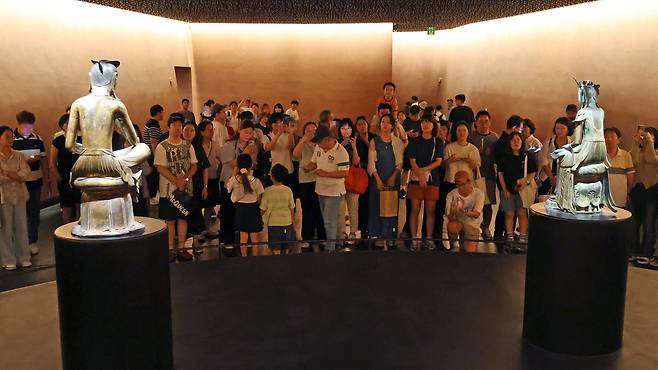 지난 2025년 8월 3일 서울 용산구 국립중앙박물관 사유의 방이 관람객들로 가득 차있다. /장경식 기자