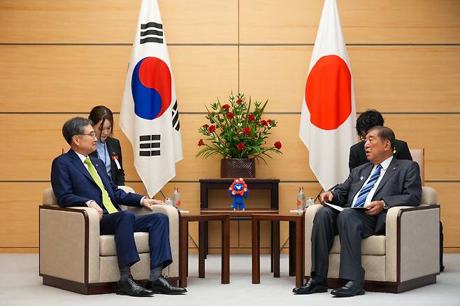 조현 외교부 장관이 지난달 29일 일본 도쿄 총리관저에서 이시바 시게루 일본 총리를 예방하고 있다. /외교부