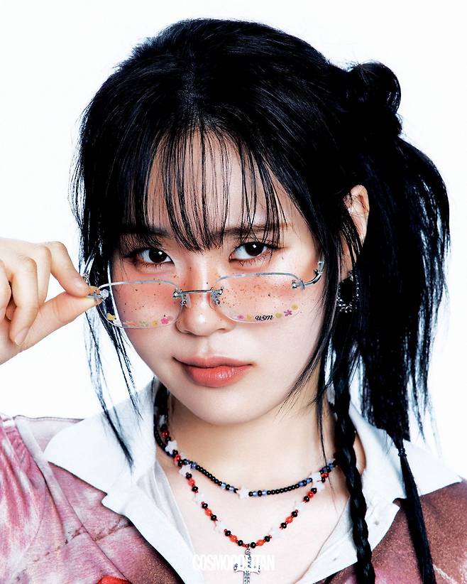 톱 Sculptor. 안경 Unsteadymarket. 귀고리 Goldendew. 목걸이 P:Reinsein.