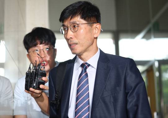 임기훈 전 국방비서관이 8일 서울 서초구 순직해병특검팀에 참고인 신분으로 조사를 받기 위해 출석하고 있다. 연합뉴스