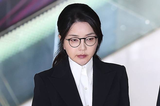 윤석열 전 대통령의 부인 김건희 여사가 6일 서울 종로구 KT광화문빌딩에 마련된 김건희 특검팀(특별검사 민중기) 사무실에서 조사를 마친 후 귀가하고 있다. 2025.8.6 뉴스1