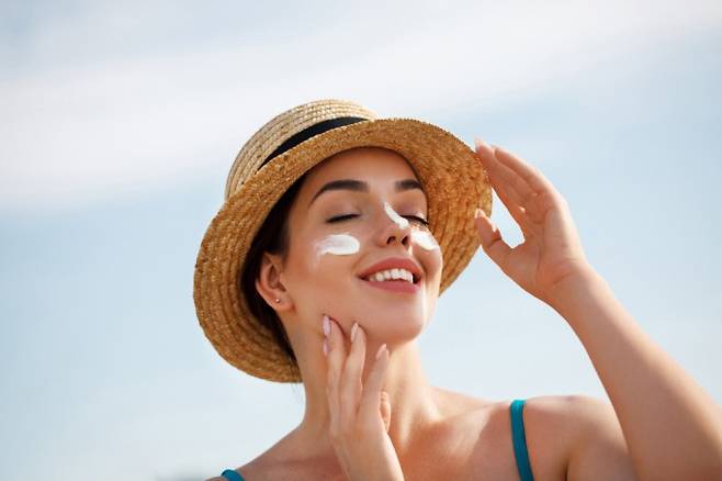 자외선 차단제가 독성으로 가득 차 있다는 주장은 근거가 부족하다고 전문가들은 주장했다. 게티이미지뱅크 제공.