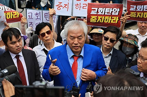 경찰이 올해 1월 발생한 서울서부지법 폭력 난동 사태에 연관됐다는 의혹을 받는 전광훈 목사와 사랑제일교회에 대해 압수수색에 나선 5일 서울 성북구 사랑제일교회에서 나온 전광훈 목사가 발언하고 있다. [연합뉴스]