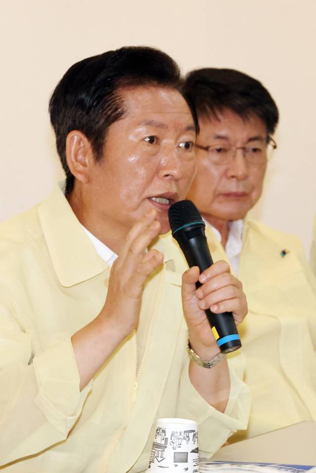 무안군 수해 주민과 간담회 하는 정청래 대표 . 연합뉴스