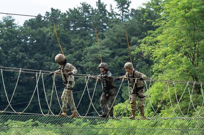육군이 지난 7일부터 8일 충북 괴산 육군학생군사학교에서 '한미 ROTC 사관후보생 동반훈련'을 실시했다고 8일 밝혔다. 사진은 양국의 후보생들이 세줄다리 장애물을 극복하고 있는 모습. 육군 제공