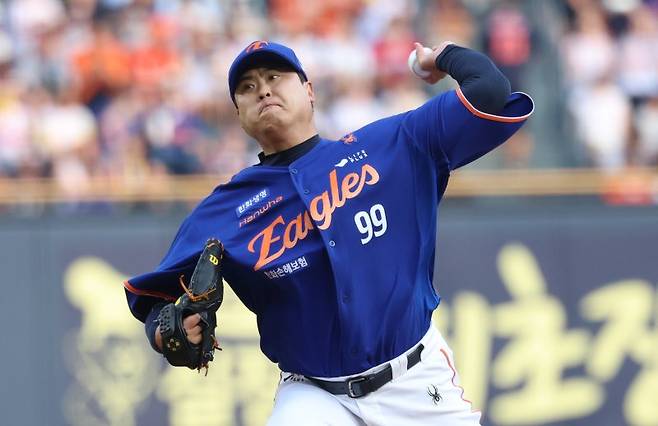 8일 오후 서울 송파구 잠실야구장에서 열린 프로야구 '2025 신한 SOL뱅크 KBO 리그' 한화 이글스와 LG 트윈스의 경기에서 1회말 한화 선발 류현진이 역투하고 있다. 뉴스1