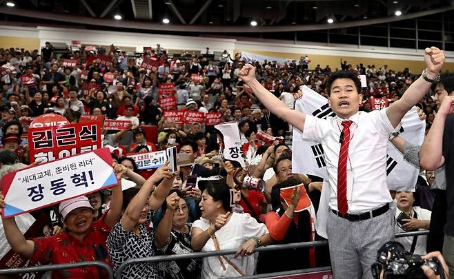 전한길 한국사 강사가 8일 대구 북구 엑스코에서 열린 국민의힘 제6차 전당대회 대구·경북 합동연설회에서 특정 후보를 지지하며 찬탄(탄핵 찬성)파 후보가 등장할 때마다 ‘배신자’란 구호를 외치고 있다. 사진=뉴시스